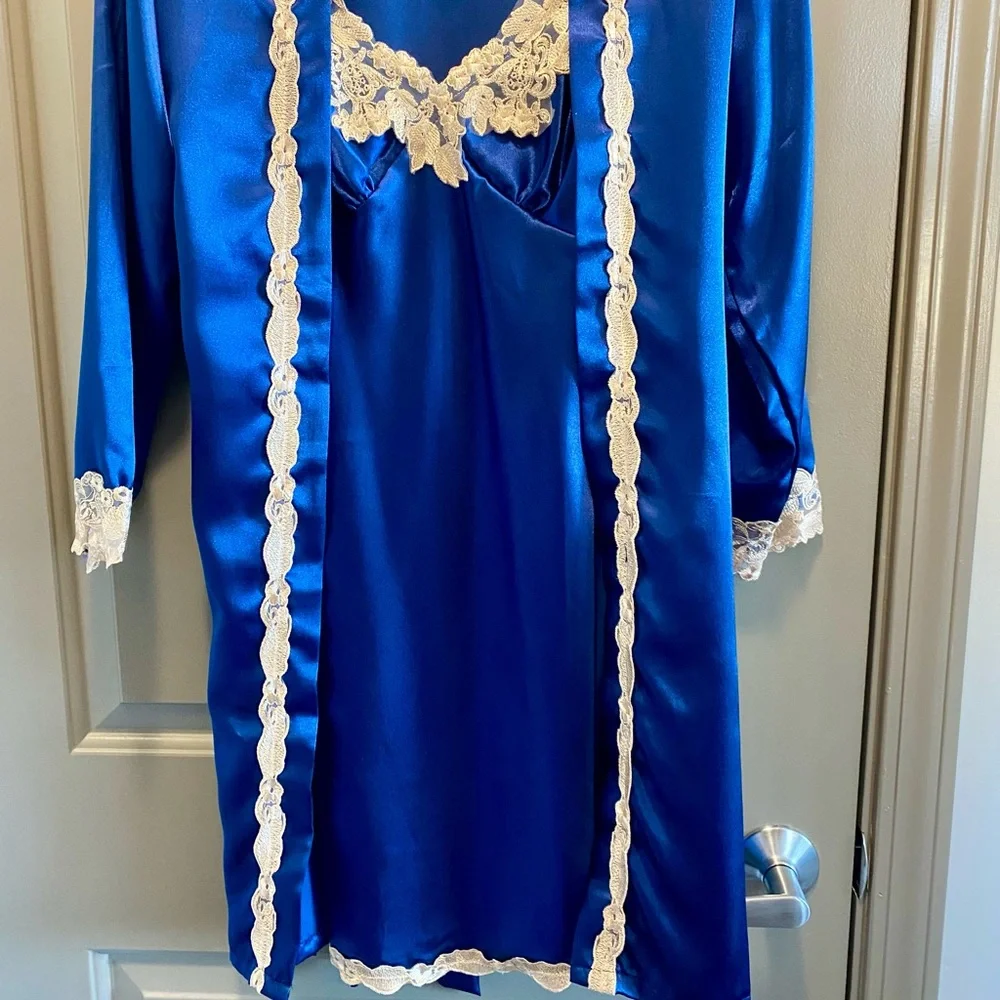 Luxurious Blue Satin Robe with Lace Accents NWOT 100% polyester feels like silk - Picture 2 of 16